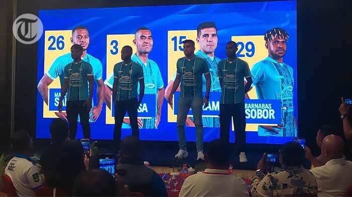 Para pemain PSBS BIak diperkenalkan saat peluncuran logo baru tim di Jayapura, Papua, Sabtu (27/7/2024).