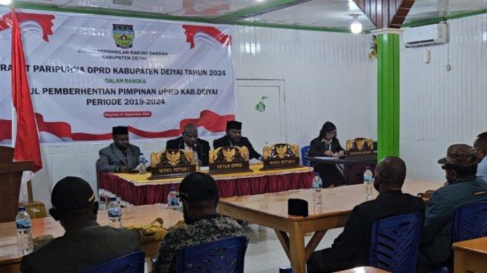 Pelaksanaan Paripurna pengunduran dua pimpinan DPRD Deiyai yang dilaksanakan di Nabire, Jumat, (6/9/2024).