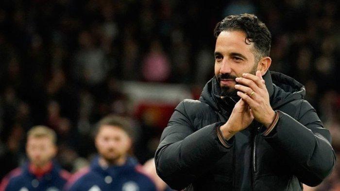 Pelatih Manchester United, Ruben Amorim menikmati kemenangan perdananya sebagai pelatih Manchester United di Stadion Old Trafford, Jumat (29/11/2024) dini hari WIB. 