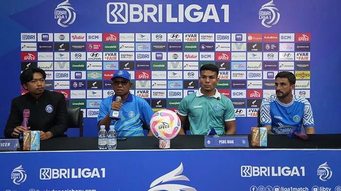 Pelatih PSBS Biak, Emral Abus (kedua dari kiri) dan pemain asal Brasil, Alexandro Ferreira dalam konferensi pers jelang laga melawan Arema FC di Blitar, Sabtu (21/12/2024). Dok. Media Officer PSBS.