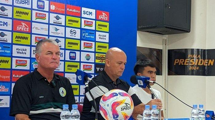 Pelatih PSS Sleman, Mazola Junior (kiri) dan pemain, Paulo Sitanggang (kanan) setelah laga melawan Persita di Stadion Manahan, Surakarta, Minggu (27/10/2024). BOLASPORT.COM/ARIF SETIAWAN