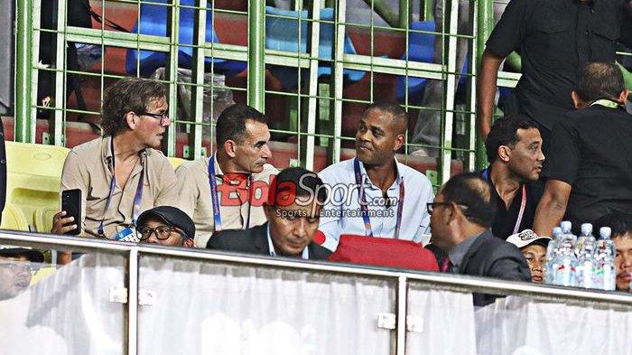 PERSIJA VS PSBS BIAK - (Dari kiri ke kanan) Jajaran pelatih timnas Indonesia yakni Alex Pastoor, Gerald Van Den Burg, Patrick Kluivert, dan Danny Landzaat saat menonton laga pekan ke-21 Liga 1 2024 antara Persija Jakarta versus PSBS Biak di Stadion Patriot Candrabhaga, Bekasi, Jawa Barat, Minggu (2/2/2025).