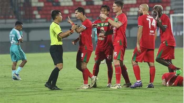 Pemain Persebaya Surabaya, Francisco Rivera dan kolega saat memprotes wasit atas pelanggaran saat melawan PSBS Biak di Stadion I Wayan Dipta, Gianyar, Bali pada Minggu (22/9/2024) malam. (Dok. Media Officer PSBS Biak)