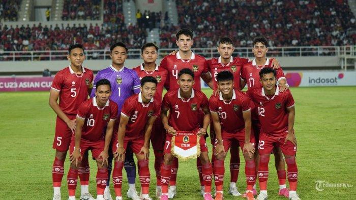 Pemain Timnas U-23 Indonesia berfoto sebelum melawan Turkmenistan dalam ajang kualifikasi Piala Asia U-23 di Stadion Manahan, Solo, Selasa (14/9/2023) malam.