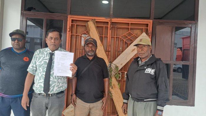 Masyarakat pemilik ulayat memalang Kantor Badan Pertanahan Nasional (BPN) Kabupaten Jayawijaya di Wamena, Senin (7/7/2025).