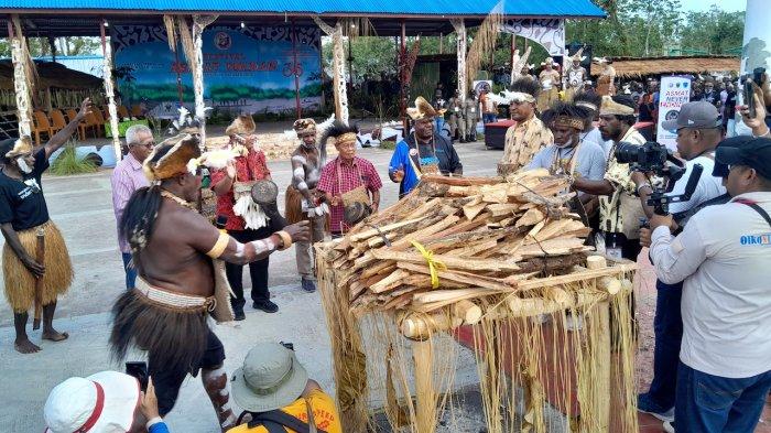 PEMBUKAAN - Bupati Asmat, Elisa Kambu dan Uskup Agung Agats-Asmat, Mgr.Aloysius Murwito membuka Festival Budaya Asmat Pokman di Lapangan Yos Sudarso, Kabupaten Asmat, Provinsi Papua Selatan. 