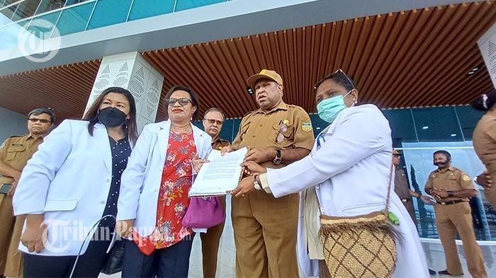 Pemerintah Provinsi Papua menerima aspirasi tuntutan dokter spesialis dari tiga rumah sakit mengenai Tambahan Penghasilan Pegawai (TPP) 
