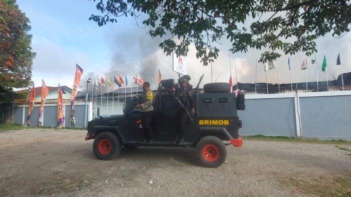 PENGAMANAN – Petugas kepolisian mengamankan Kantor KPU Provinsi papua Pegunungan yang dibakar warga, Rabu (14/8/2024). Sebanyak 69 warga berhasil diamankan polisi dan saat ini masih menjalani pemeriksaan intensif di Mapolres Jayawijaya, di Kota Wamena. 