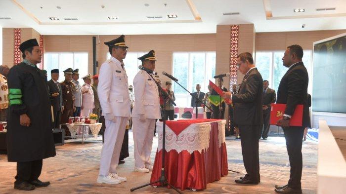 PENGAMBILAN SUMPAH - Penjabat Gubernur Papua, Mayjen TNI (Purn) Ramses Limbong memimpin pengambilan sumpah jabatan Penjabat Bupati Sarmi, Iman Djuniawal dan Penjabat Bupati Jayapura, Samuel Siriwa di Aula Lukmen Kantor Gubernur Papua di Dok II Kota Jayapura, Kamis (15/8/2024).