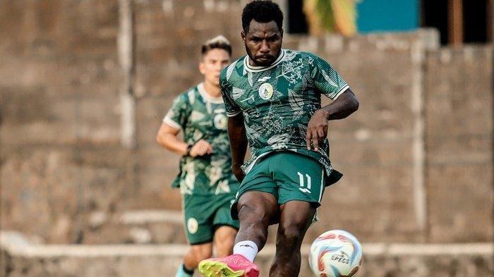 Penggawa PSS Sleman, Ricky Cawor, saat menjalani sesi latihan jelang laga kontra Persib Bandung, Rabu (25/10/2023)