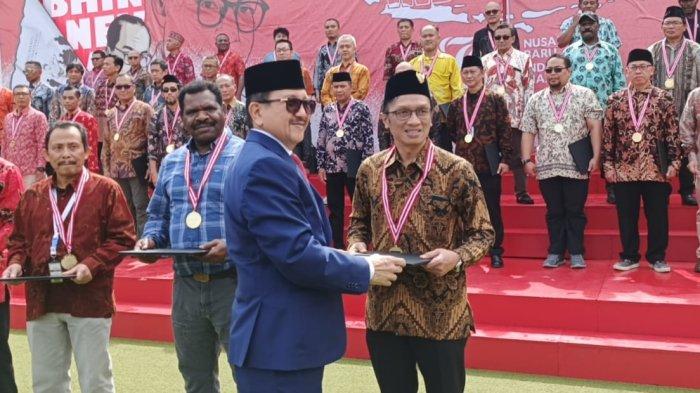 PENGHARGAAN - Presiden Direktur PT Freeport Indonesia (PTFI), Tony Wenas menyerahkan penghargaan Service Award 2024 kepada karyawan di Sporthall Tembagapura, Kabupaten Mimika, Provinsi Papua Tengah, Sabtu (17/8/2024).