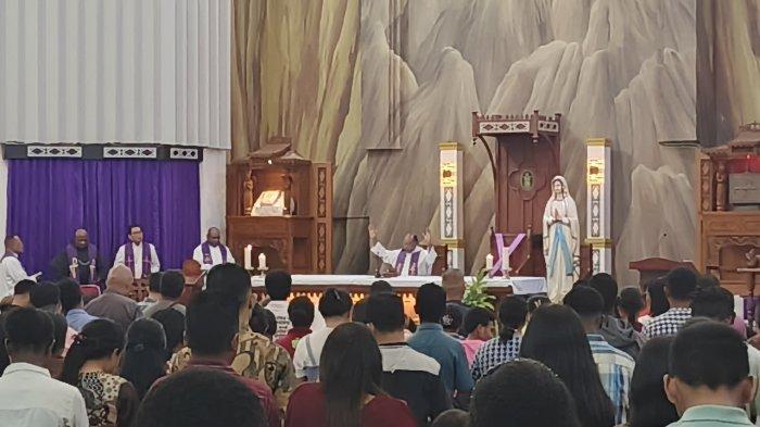 USKUP KEUSKUPAN TIMIKA- Suasana pengumuman Uskup Keuskupan Timika, Pastor Bernardus Bofitwos Baru, OSA di Gereja Katedral Tiga Raja, Sabtu (8/3/2025).
