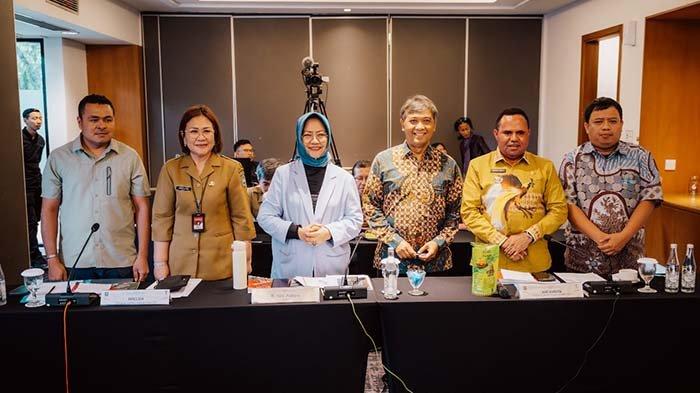 Penjabat Bupati Tolikara, Marthen Kogoya, berhasil mengharumkan nama Papua Pegunungan dalam ajang Apresiasi Kinerja Pemerintah Daerah Tahun 2024.