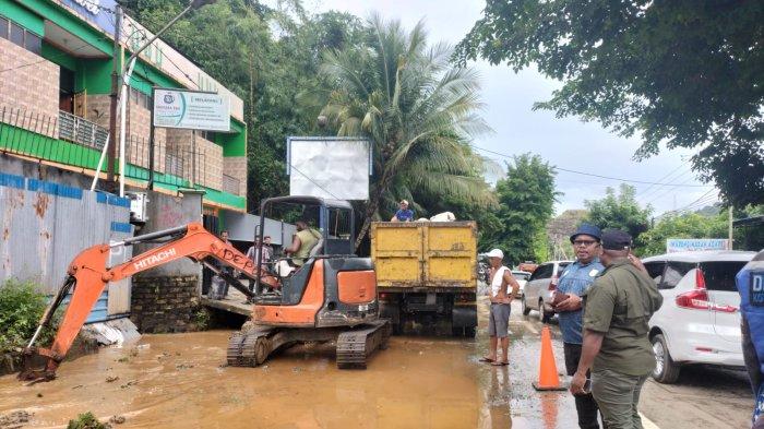 Penjabat Sekda Kota Jayapura Robby Kepas Awi meninjau beberapa lokasi di Bumi Port Numbay yang terdampak hujan pada Selasa (19/3/2024) malam hingga Rabu pagi.