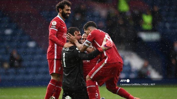 Penjaga gawang Liverpool, Alisson Becker (tengah jersey hitam) merayakan kemenangan timnya. David Moyes memuji kehebatan Alisson Becker yang menjaga gawang Liverpool terhindar kebobolan gol penalti dari pemain West Ham pada hasil Liga Inggris tadi malam.