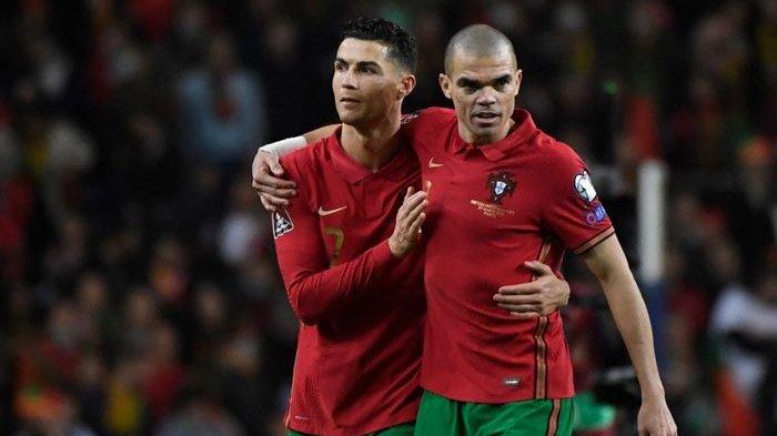 Pepe (kanan) dan Cristiano Ronaldo (kiri) saat membela timnas Portugal. Termasuk kloter pemain tua di Euro 2024, mereka sudah seperti ayah bagi Lamine Yamal. MIGUEL RIOPA/AFP