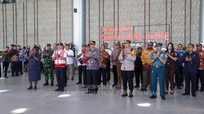 Peresmian Bandara Douw Aturure Nabire yang dilakukan secara virtual itu dihadiri oleh Pelaksana harian (Plh) Sekretaris Daerah Papua Tengah, Anwar Harun Damanik, Kepala Kantor UPBU Nabire, Setyani Mahendra, Kapolres Nabire AKBP I Ketut Suarnaya, dan beberapa pimpinan Forkopimda Papua Tengah dan Nabire.