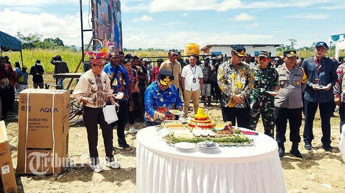 Peringatan hari jadi Provinsi Papua Tengah digelar di kawasan pembangunan perkantoran pemerintahan, di Kaladiri II Distrik Wanga, Kabupaten Nabire, Rabu (29/11/2023). Nampak Pj Gubernur Ribka Haluk memotong kue HUT pertama Papua Tengah.