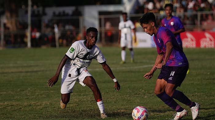 Persipura Jayapura harus tertunduk atas tim tuan rumah Rans Nusantara  FC pada laga perdana Kompetisi Liga 2 musim 2024/2025. Tim kebanggaan masyarakat Papua itu kalah tipis 0-1 dari Rans Nusantara dalam laga yang digelar di Stadion Untung Suropati Pasuruan, Jawa Timur pada Minggu (8/9/2024). Dok: Media Officer Persipura.
