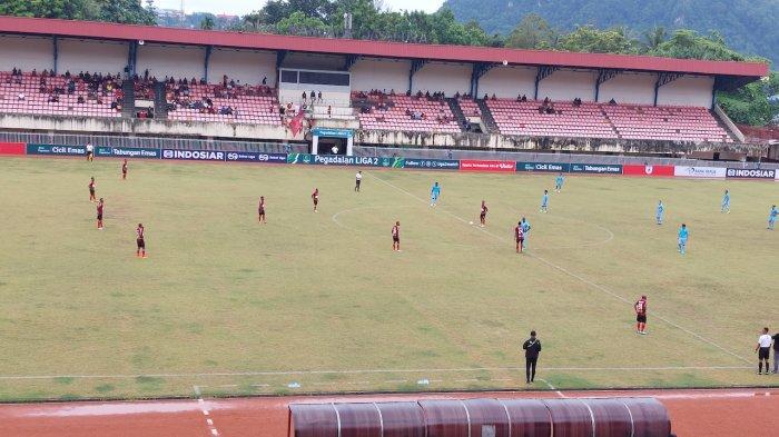 SALING SERANG – Pertandingan antara Persipura Jayapura kontra Persela Lamongan yang yang digelar di Stadion Mandala, Kota Jayapura, Provinsi Papua, Rabu (25/9/2024) sore diwarnai adu saling serang kekuatan.