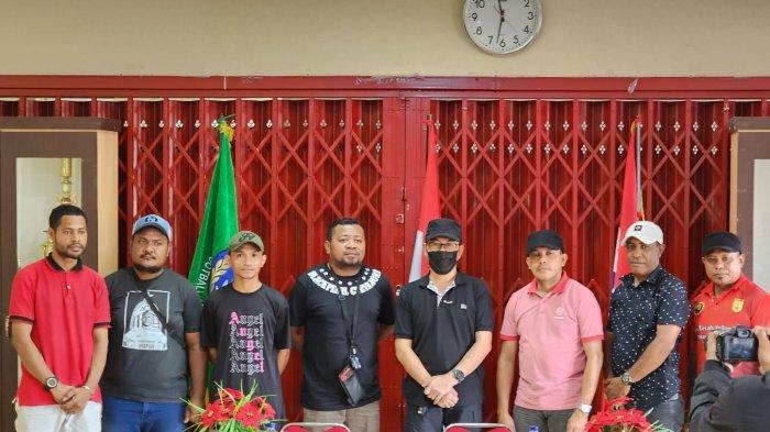 Suporter Persipura Jayapura Blackpearl Curva Nord (BCN) 196 melakukan pertemuan bersama Manajemen Persipura di GOR Waringin Kotaraja, Jumat (25/8/2023) sore. 