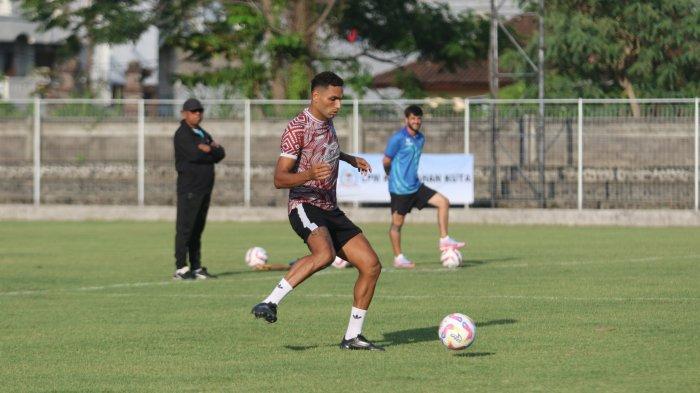 Pilar belakang PSBS Biak,Jaime Xavier  dalam sesi latihan di Lapangan Sepak Bola Gelora Samudera, Senin (14/10/2024). Dok. Media Officer PSBS Biak
