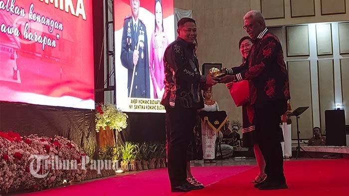 Plt Bupati Mimika, Johannes Rettob saat memberikan salam dengan AKB I Gede Putra di Gedung Eme Neme Yauware, Senin (15/7/2023).