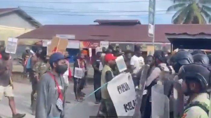 RICUH - Polisi bertindak represif terhadap massa aksi di Nabire, Jumat (5/4/2024). Mereka memukul mundur massa aksi yang menuntut agar prajurit TNI penyiksa warga di Kabupaten Puncak segera diadili.