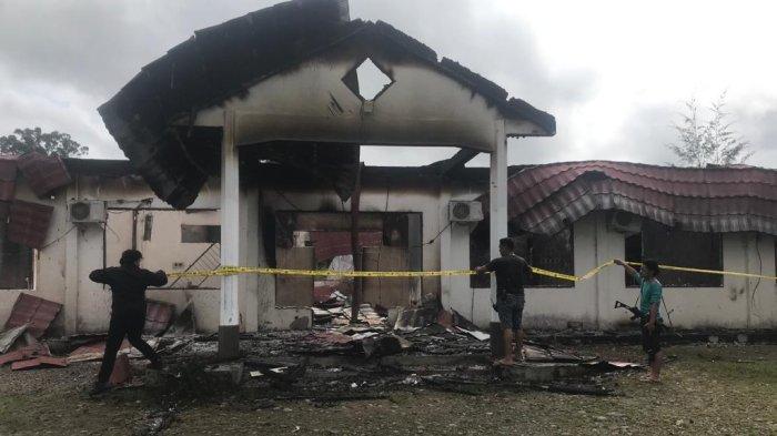 Polisi melakukan olah tempat kejadian perkara kebakaran Kantor Komisi Pemilihan Umum (KPU) Kabupaten Yahukimo, Provinsi Papua Pegunungan, pada Minggu (6/8/2023).