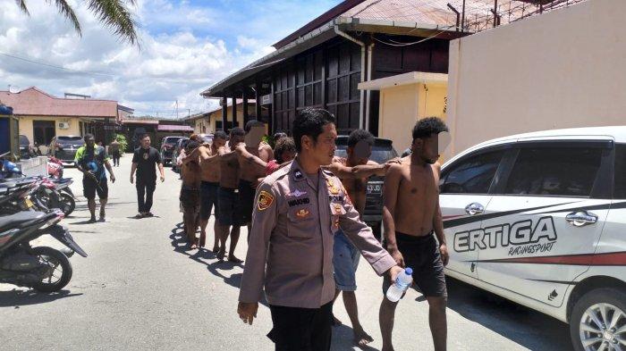 Polisi menahan 31 warga yang diduga melakukan penyerangan kepada anggota Polres Jayapura di Kolam Kangkung Doyo Baru, Distrik Waibu, Kabupaten Jayapura