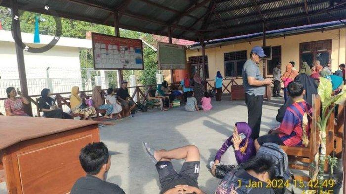 Polisi saat mendampingi pendataan terhadap ratusan warga yang mengungsi pasca konflik yang terjadi di Kampung Besum, Distrik Namblong, Kabupaten Jayapura, Papua, Kamis (3/1/2024). (KOMPAS.COM/Humas Polres Jayapura)