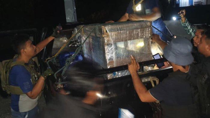 KKB PAPUA - Tim gabungan dari Polres Keerom dan Satgas Operasi Damai Cartenz menangkap tiga orang terduga penyelundup senjata api (senpi) untuk Kelompok Kriminal Bersenjata (KKB) Puncak Jaya pimpinan Lerimayu Telengen, Jumat (7/3/2024).