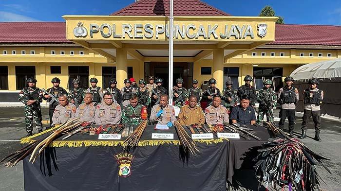 KONFLIK PUNCAK JAYA - Press release update data korban jiwa, kebakaran dan bukti hasil razia alat perang maupun alat tajam oleh TNI-Polri selama masa Pilkada Puncak Jaya, Selasa (11/3/2025).