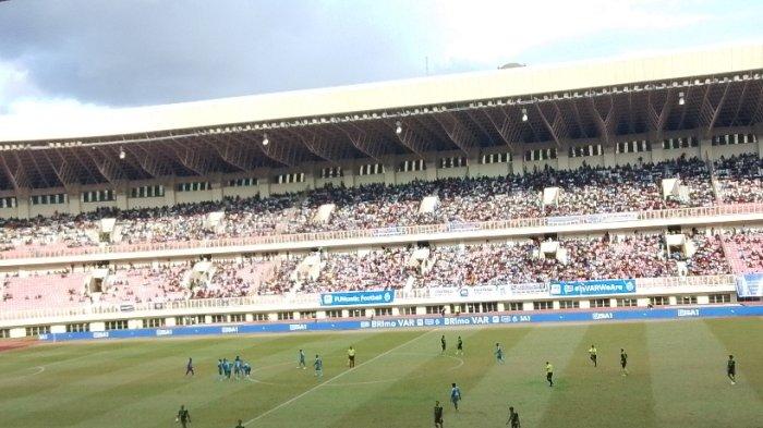 Suasana pertandingan PSBS Biak vs Persib Bandung di Stadion Lukas Enembe, Jayapura