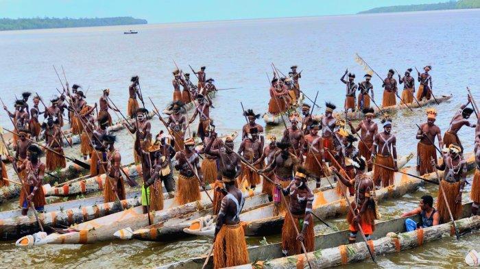 Puluhan peserta eksebisi Perahu Dayung suku Asmat, melakukan atraksi di sungai Asuwets, Distrik Agats, Kabupaten Asmat, Provinsi Papua Selatan. 