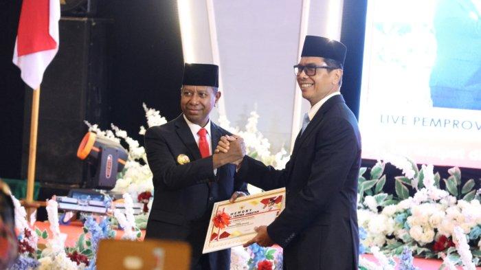 SERAH TERIMA JABATAN - Penjabat Gubernur Papua Selatan, Rudy Sufahriadi, resmi menyerahkan jabatan gubernur kepada Apolo Safanpo selaku gubernur definitif periode 2025-2030, di Merauke, Selasa (4/3/2025).