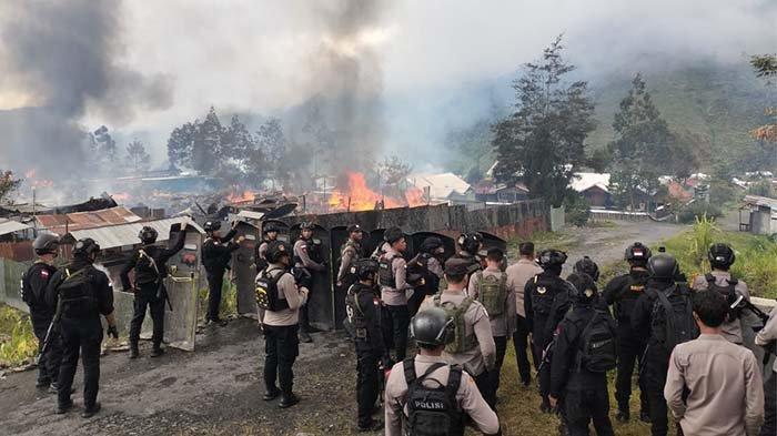 RICUH - Dua kelompok pendukung calon bupati saling serang menggunakan peralatan perang berupa panah di Kantor KPU Puncak Jaya, Papua Tengah, Rabu (27/11/2024). Puluhan rumah dibakar, dan 90 orang korban.