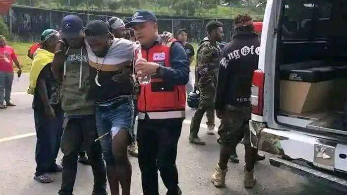 RICUH PILKADA - Seorang korban perang antar pendukung dua calon bupati di Puncak Jaya, Papua Tengah, dievakuasi dari lokasi bentrok. Tampak busur panah tertancap di bagian kaki kiri korba.