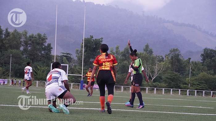 RUGBY - Wasit meniup peluit penanda tambahan 5 poin dan try bagi tim putri Papua saat menghadapi Hollandia Rugby Club Kota Jayapura pada iven Papua rugby international tournament VII di venue rugby Silas Papare Sentani, Rabu (14/8/2024). Turnamen digelar selama dua hari, sejak Selasa (13/8/2024).