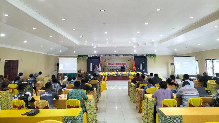 Rapat koordinasi pembentukan Pengawas Tempat Pemungutan Suara (PTPS) Pilkada Kepulauan Yapen 2024, di Hotel Mauren Serui, Jumat (13/09/2024).