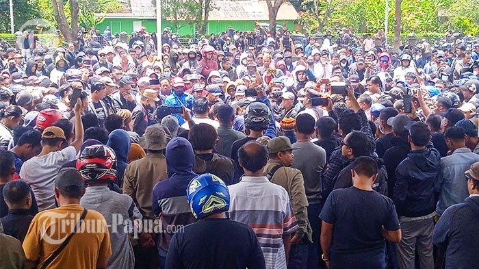 Ratusan masyarakat Wamena menggelar aksi di depan Kantor DPRD Jayawijaya.