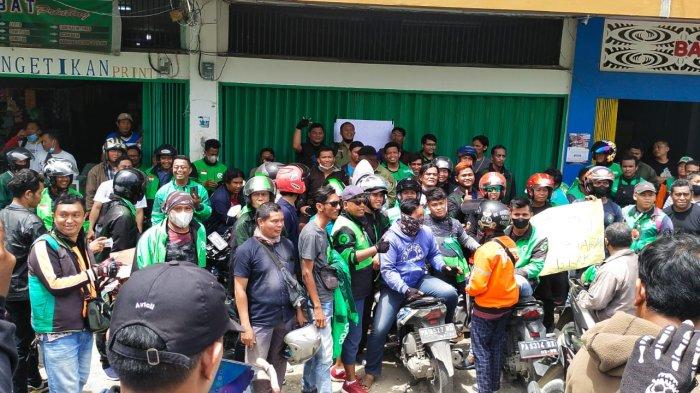 DEMO - Ratusan pengemudi Ojek Online (Ojol) menggeruduk Kantor Maxim di kawasan Padang Bulan, Kota Jayapura, Kamis (16/3/2023) siang. Mereka menyegel kantor Maxim hingga meminta adanya pemerataan harga agar tidak terjadi kesenjangan.