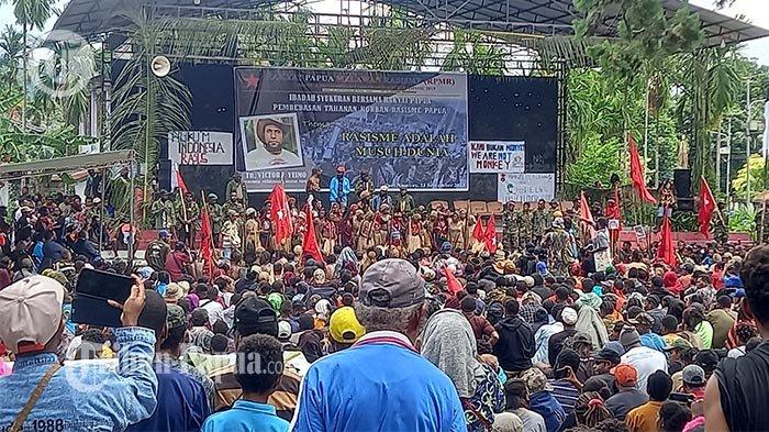 Ribuan orang menyatakan diri Rakyat Papua Melawan Rasisme (RPMR) menggelar ibadah syukuran atas bebasnya Juru Bicara Internasional Komite Nasional Papua Barat (KNPB) Victor Yeimo di Anjungan Ekspo Waena, Kota Jayapura, Sabtu (23/9/2023).