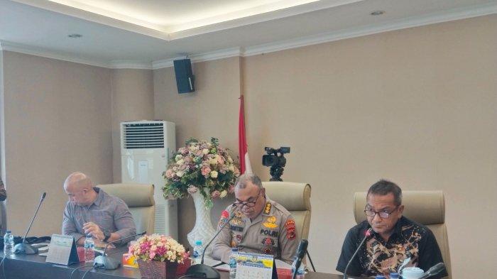 Irwasda Polda Papua Kombes Pol Jermias Rontini (tengah), Dirreskrimum Polda Papua Kombespol Achmad Fauzi Dalimunthe (kanan), Asisten Intelijen Kasdam XVII/Cendrawasih Kolonel Inf. Richard Arnold J Sangari (paling kiri) dalam Rapat Dengar Pendapat (RDP) bersama Kodam XVII/Cendrawasih, perwakilan Koalisi Advokasi Keadilan dan Keselamatan Jurnalis di Tanah Papua, yang digelar Komisi I DPRP Papua, di Kantor DPR Papua, di Kota Jayapura