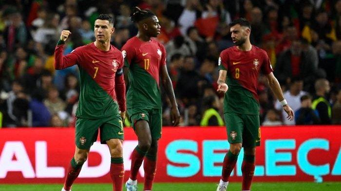 SELEBRASI- Kapten tim nasional Portugal, Cristiano Ronaldo, merayakan gol ke gawang timnas Slovakia pada Kualifikasi Euro 2024 di Estadio do Dragao, Jumat (13/10/2023).