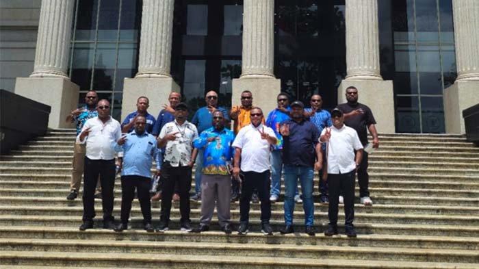 SENGKETA PILKADA - Tim pemenangan Yunus Wonda dan Harus Yockhu berfoto di depan Mahkamah Konstitusi (MK). MK memutuskan Perselisihan Hasil Pilkada Umum (PHPU) Pilkada Kabupaten Jayapura