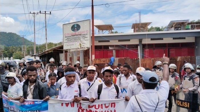 AKSI TOLAK MBG PRABOWO - Perlajar yang tergabung dalam Solidaritas Pelajar West Papua (SPWP) menggelar aksi unjuk rasa di Perumnas III, Waena, Distrik Heram, Kota Jayapura, Senin (17/2/2025). Mereka menolak program Makan Bergizi Gratis (MBG) yang dicanangkan Presiden Prabowo Subianto.