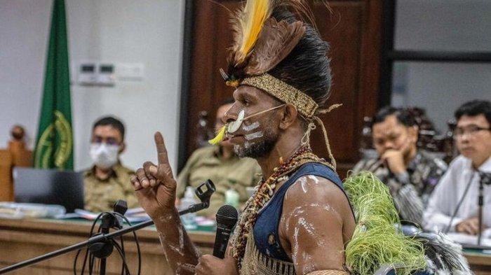 SIDANG - Hendrikus Frangky Woro dari Suku Awyu Papua, memberikan kesaksian dalam sidang kasus pencabutan izin kawasan hutan di Pengadilan Tata Usaha Negara (PTUN), Jakarta. (GREENPEACE/MUHAMMAD ADIMAJA)