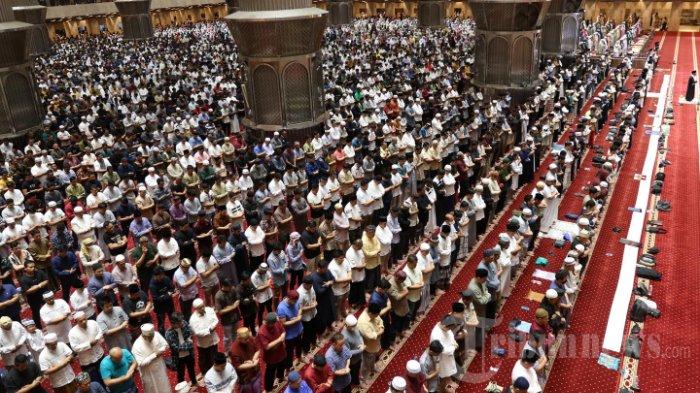 Umat Islam sedang melaksanakan Salat Tarawih petama pada bulan Ramadan 1444 H di Masjid Istiqlal, Gambir, Jakarta Pusat, Rabu (22/3/2023).