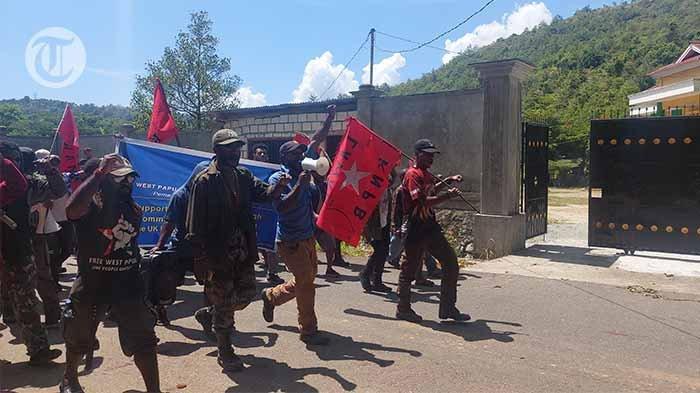 AKSI MASSA - Sejumlah anggota KNPB Sentani bergabung dengan massa aksi ULMWP di Kamp Wolker Perumnas II Waena, Kota Jayapura, Selasa (17/10/2033). Mereka menggelar aksi mendesak pemerintah Indonesia memberi akses Dewan HAM PBB berkunjung ke Papua.
